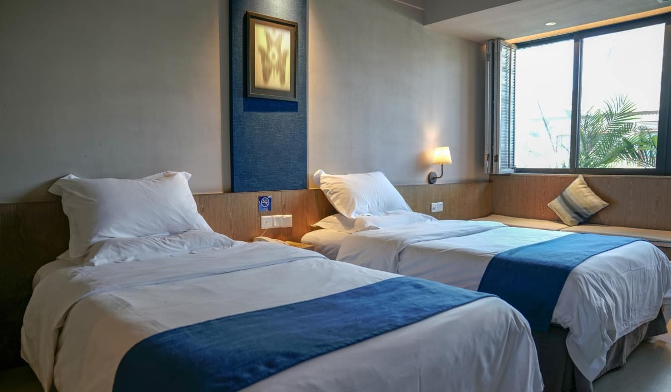 how to book cheap hotels without hidden fees
