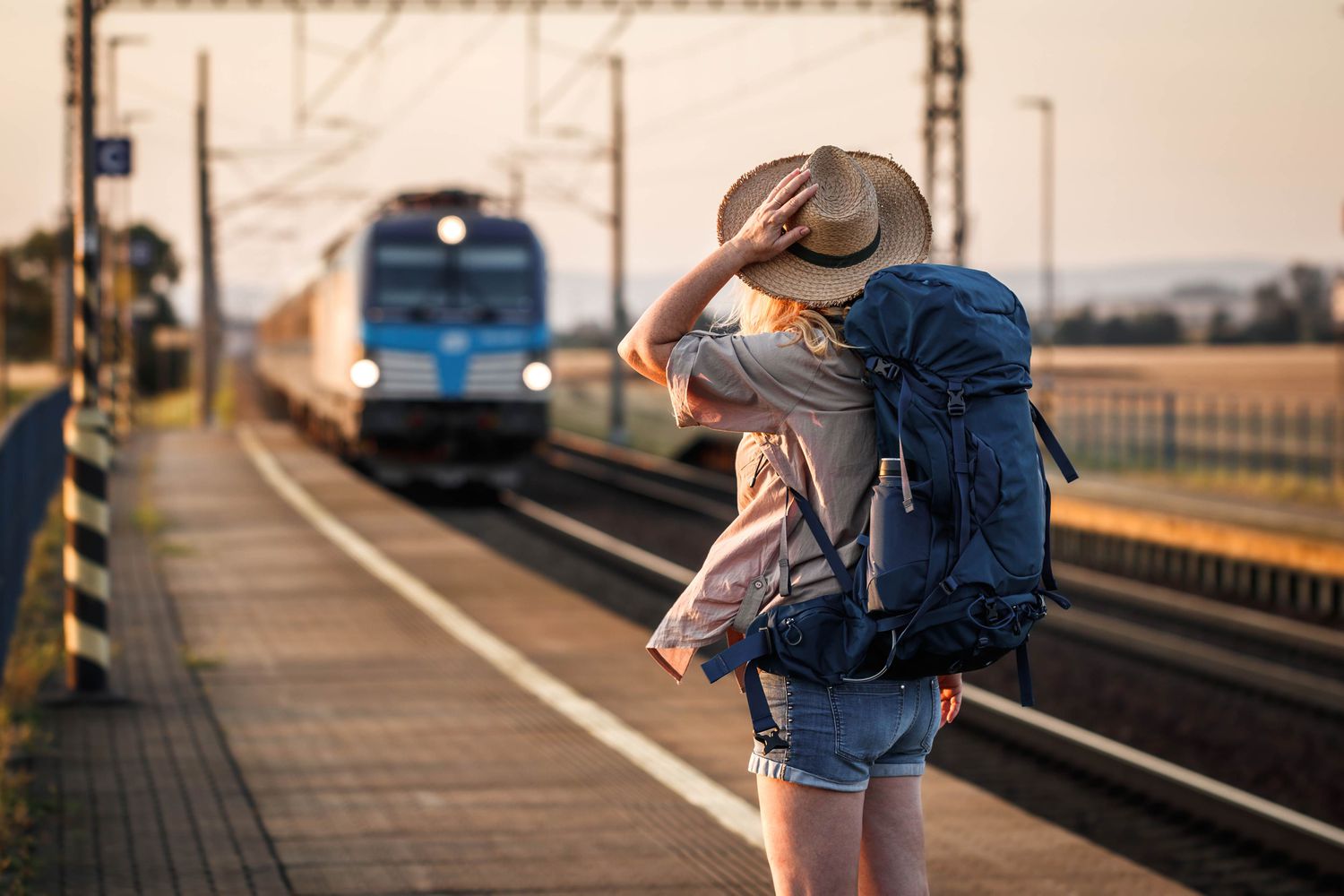 how to find last minute travel deals online
