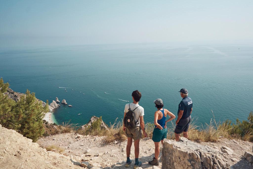 how to plan a group travel itinerary without conflicts