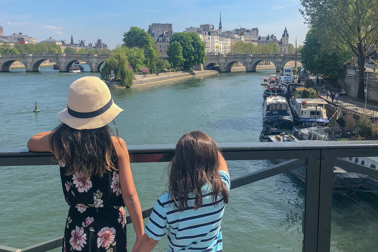 how to avoid common travel scams in popular tourist cities