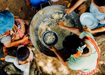 how to find authentic local food when traveling