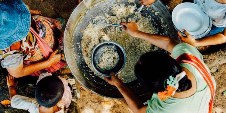 how to find authentic local food when traveling