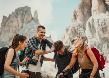 how to meet people while traveling solo