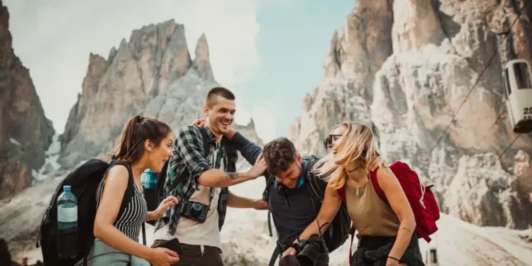 how to meet people while traveling solo