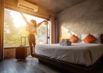 how to find cheap accommodation while traveling