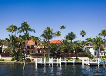 Waterfront Luxury Homes: Why They Command Attention and Premium Value